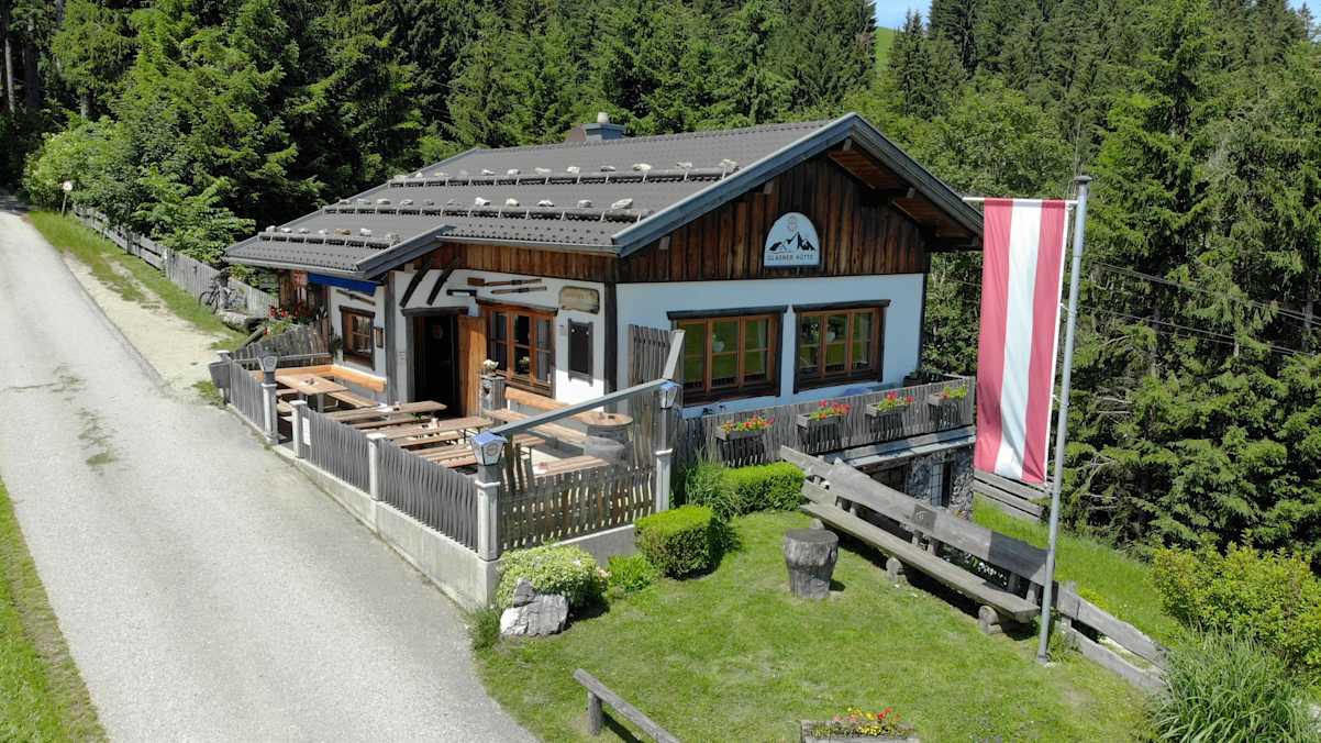 Die Glasner Hütte befindet sich auf 804 Metern Seehöhe direkt am Sebaldusweg, dem Mariazellerweg 06 und dem Voralpenweg 04.