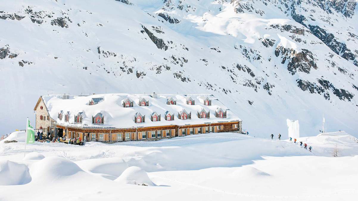 Die Jamtalhütte im Winter