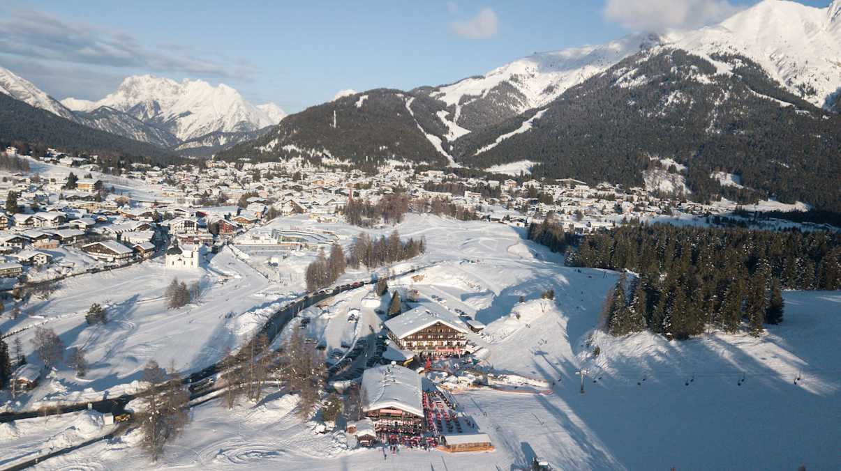 Die Sportalm im Winter - im Hintergrund Seefeld in Tirol