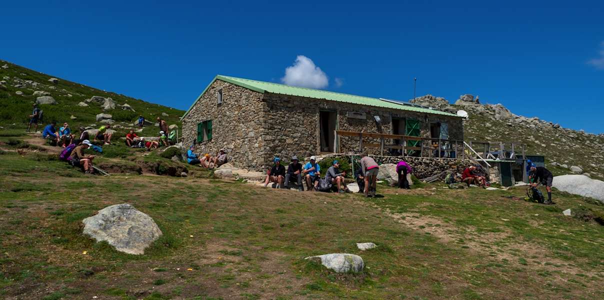 Das Refuge de Prati liegt auf 1.820 Metern Seehöhe. Was man nicht sieht: den fantastischen Blick Richtung Meer.