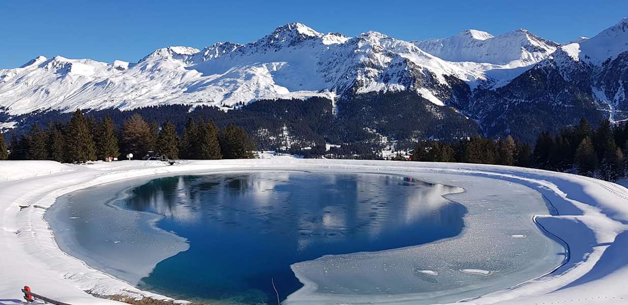 Tief winterlich präsentiert sich die Gebirgslandschaft in Lenzerheide, Graubünden