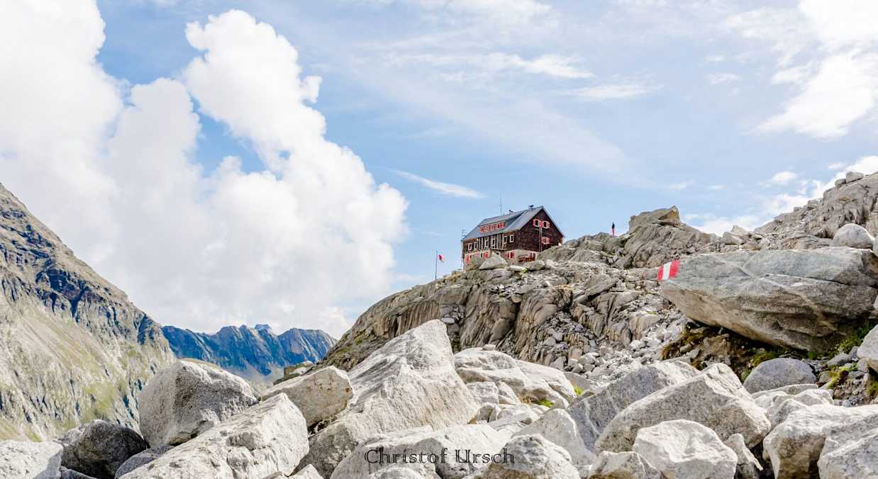 Die Barmer Hütte (2.610 m) im Osttiroler Defereggental, im südwestlichen Bereich des Nationalparks Hohe Tauern