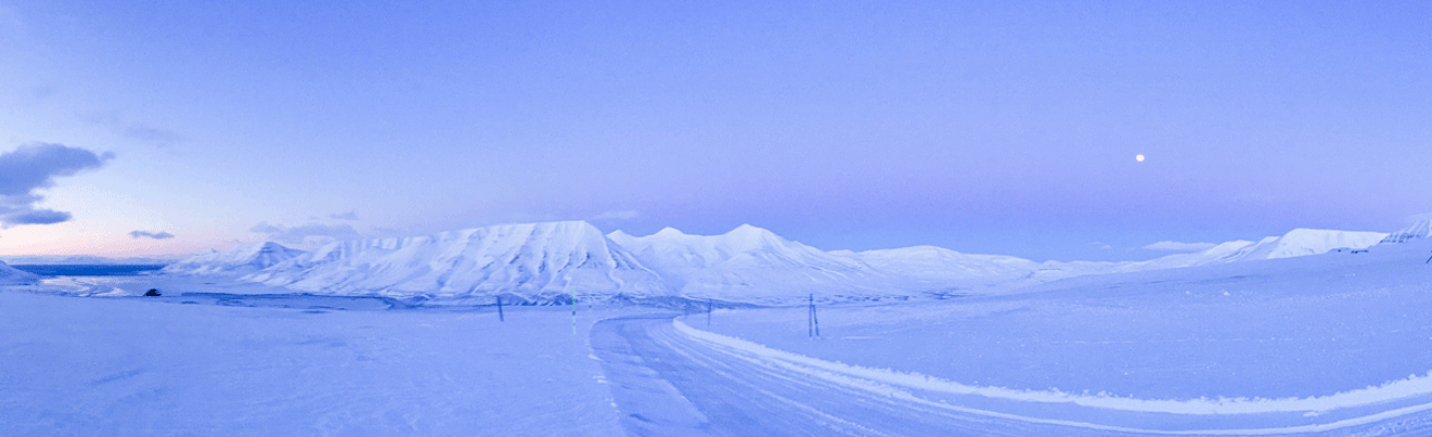 Blaue Stunde in Spitzbergen, einem der nördlichsten bewohnten Gebiete der Welt