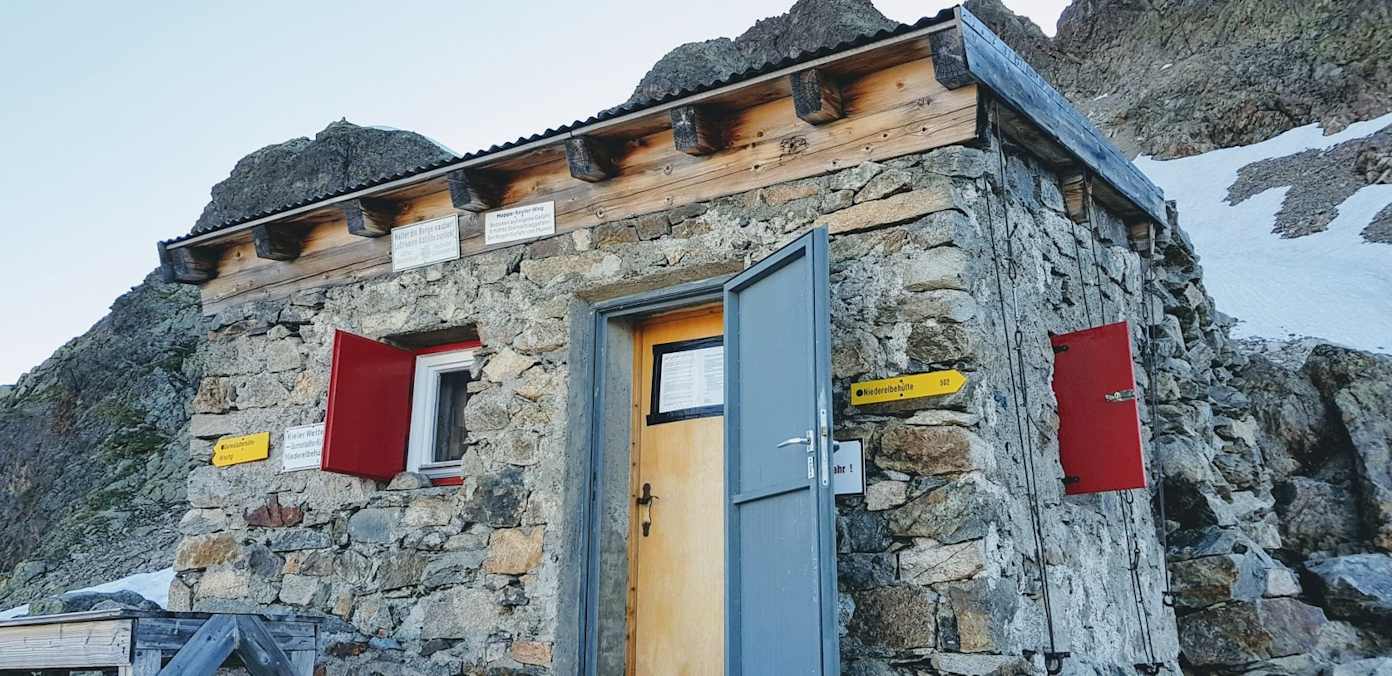 Die Kieler Wetterhütte liegt auf 2.809 m in der Verwall-Gruppe oberhalb von Ischgl und des Paznauntales.