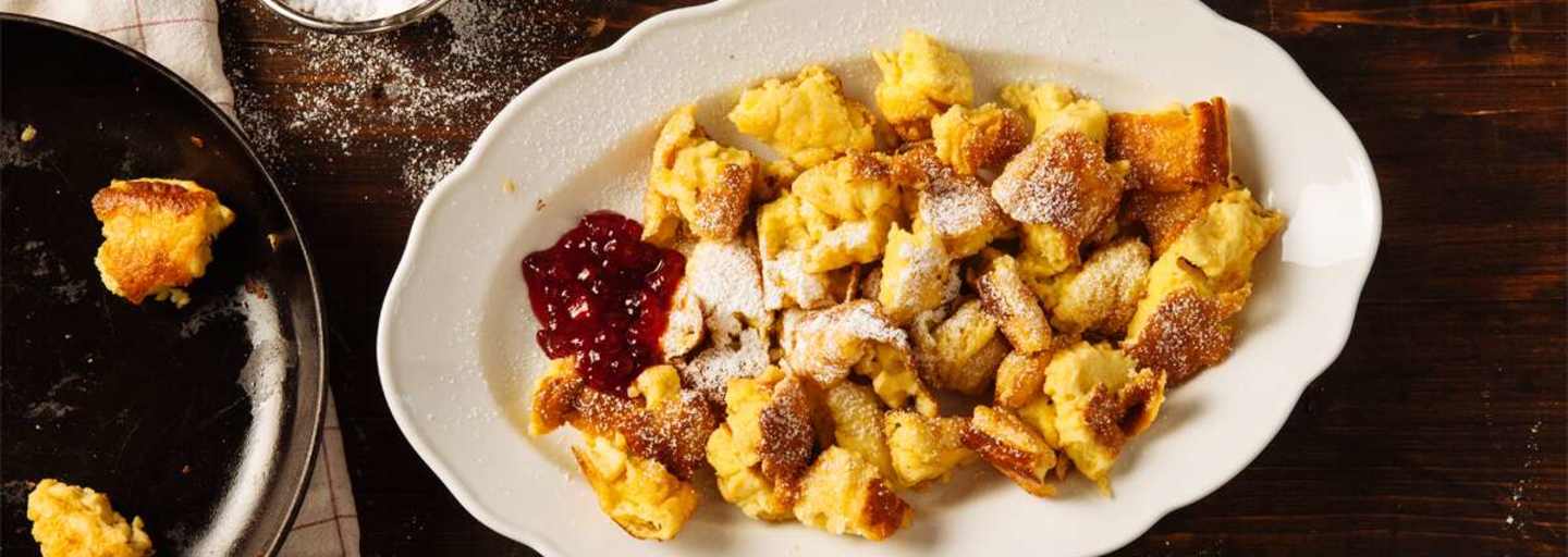 Mit reichlich Staubzucker bestreuen und mit Preiselbeeren servieren. Guten Appetit! 