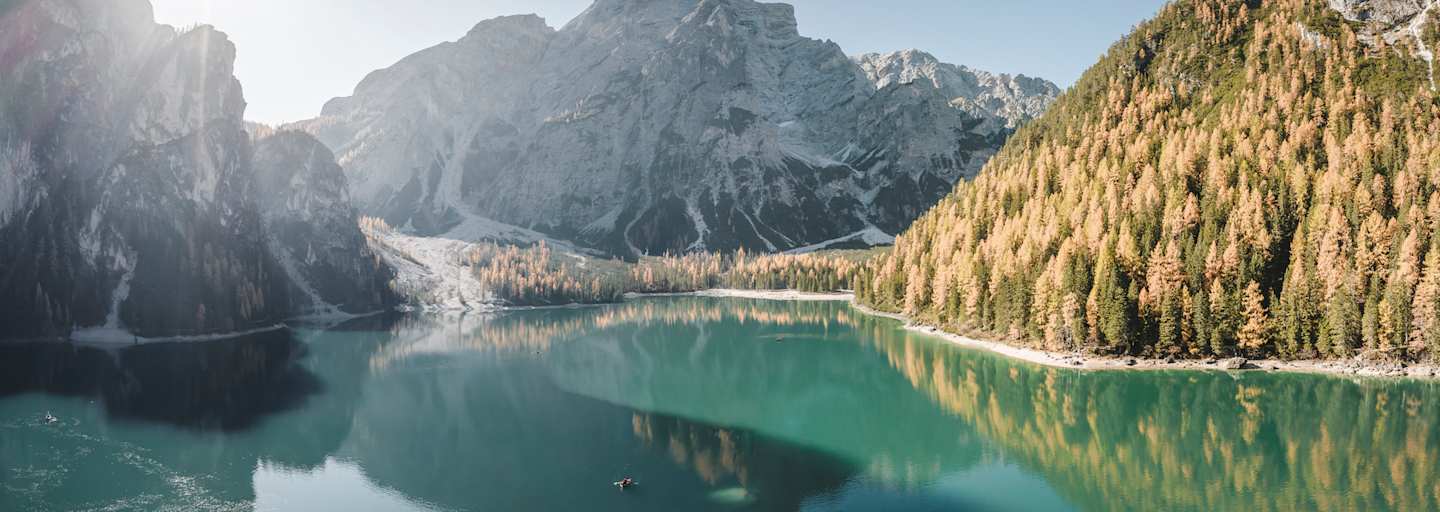 Der Pragser Wildsee und der Seekofel im Herbstlicht