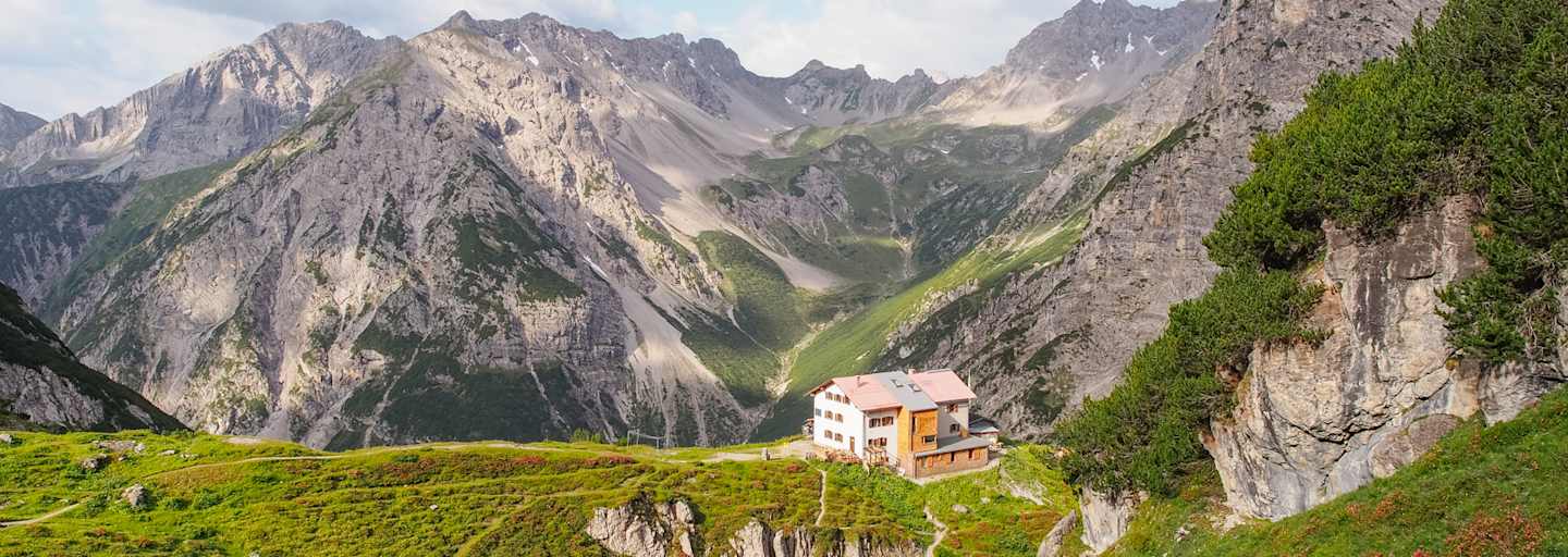 Die Steinseehütte (2.061 m) liegt unterhalb des gleichnamigen Sees auf einer grünen Terrasse, umrahmt von der mächtigen Parzinn-Gruppe, in den Lechtaler Alpen