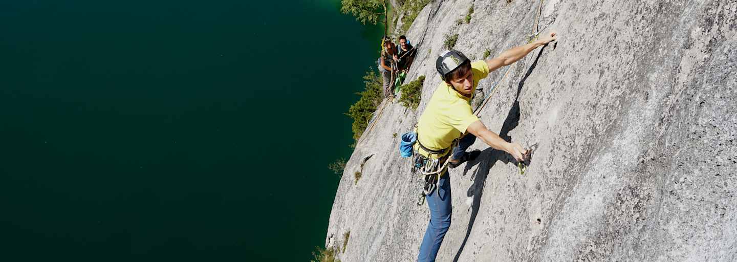 Alpines Sportklettern: Erik Veistrup beim Klettern in der Wand