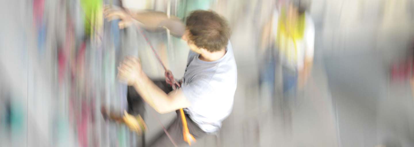 Krafteinwirkung: Sturz beim Klettern in der Halle