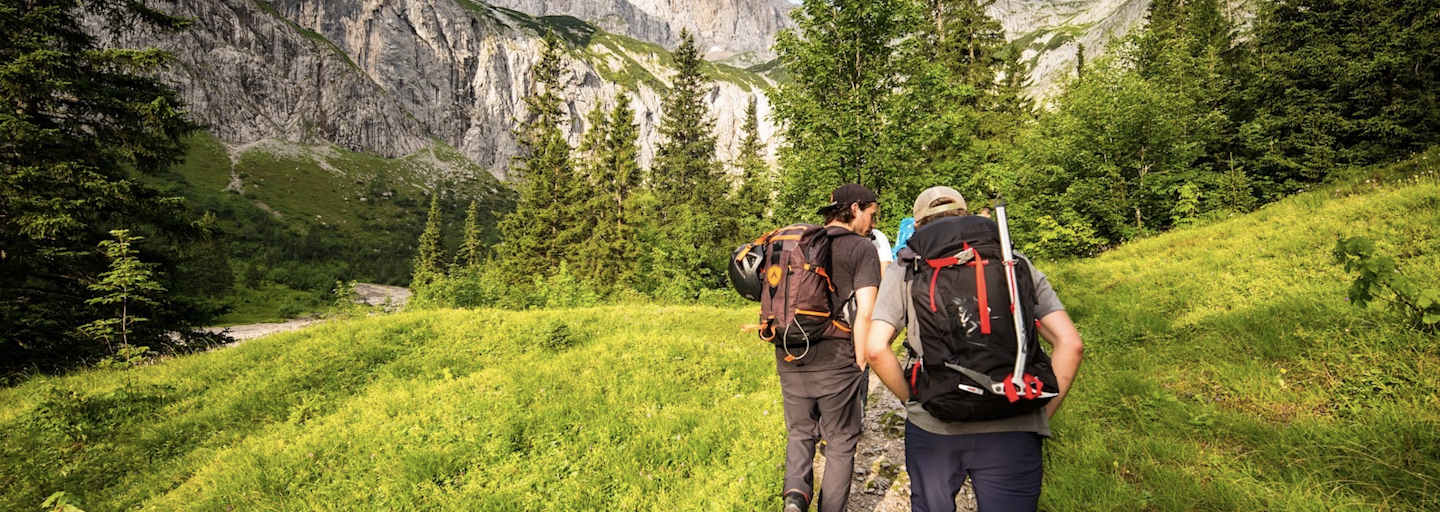 Kurz hinter der Höllentalangerhütte, die Plattenfluchten des „Bretts“ bereits im Blick.