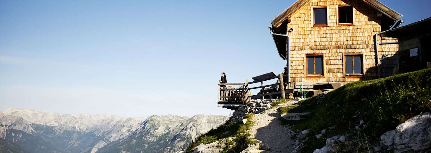 Die Werfener Hütte liegt auf einem ausgesetzten Plateau unter dem Hochthron. Von der Terrasse aus sieht man bis zum Großglockner.