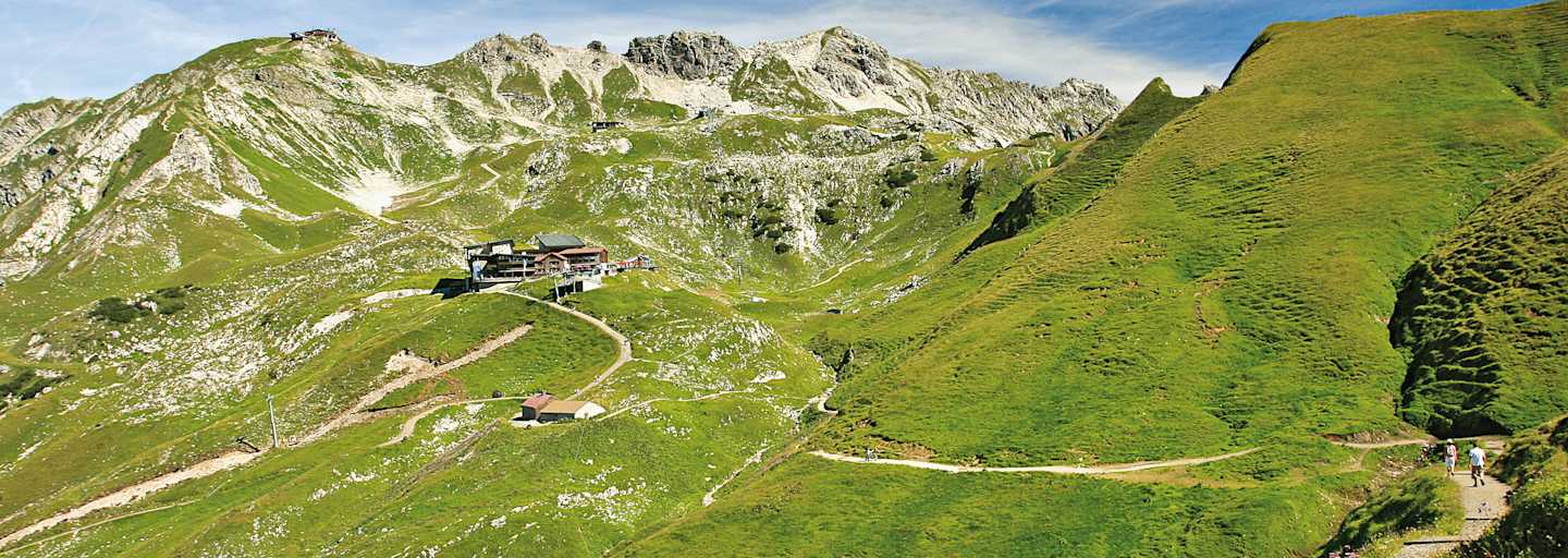 Wandern im Allgäu –&nbsp;Blick zur Nebelhornbahn und zum Edmund-Probst-Haus