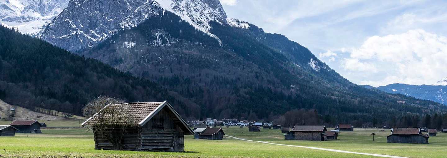 Blick über die Ofelwiesen auf die mächtigen Waxensteine