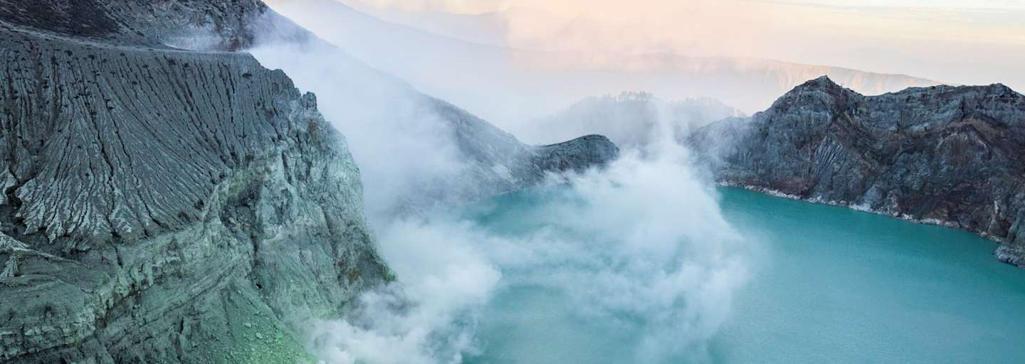 Toxischer Kratersee des Ijen-Vulkans