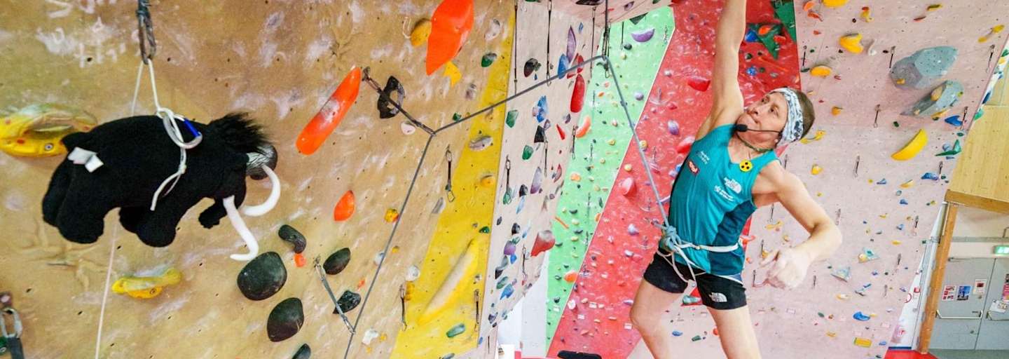 Die österreichische Parakletterin Linda Le Bon beim Klettern in der Halle