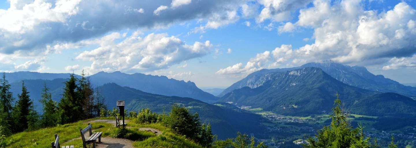 Aussicht vom 1.304 m hohen Grünstein über das Berchtesgadener Land in Bayern