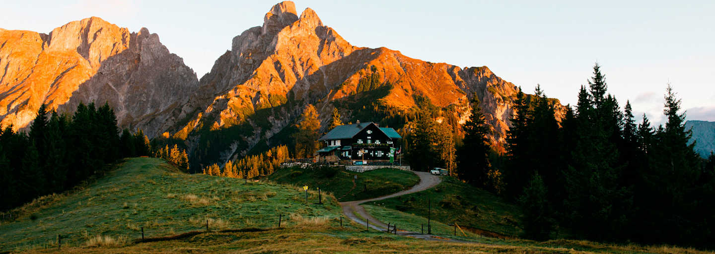 Die Mödlinger Hütte - am Fuße des Reichensteins - im warmen Licht der Morgensonne.
