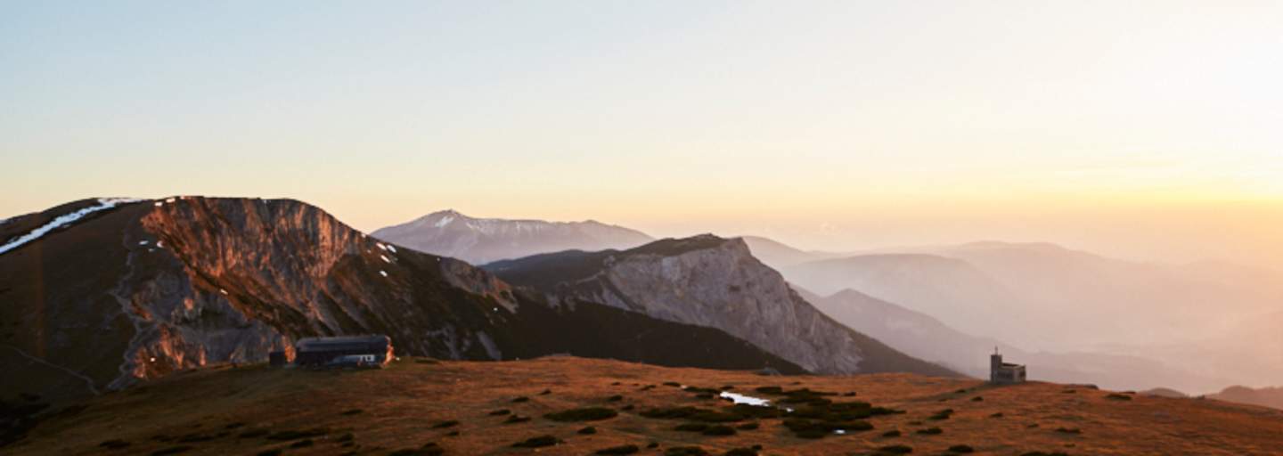 Das Karl Ludwig Haus und der Gipfel des Predigtstuhl im Hintergrund 