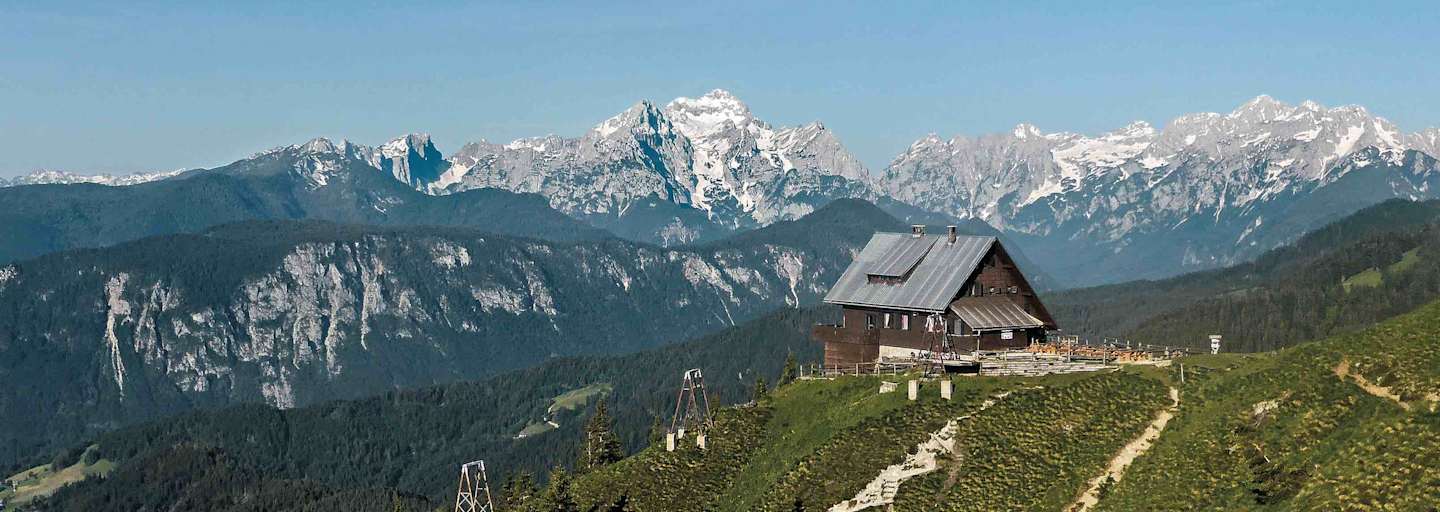 Die Kahlkogelhütte mit Blick in die Julischen Alpen.