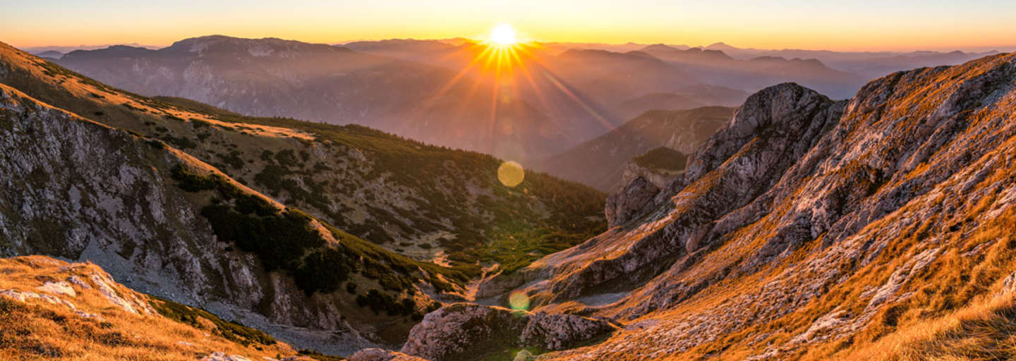 Der Sonnenuntergang am Schneeberg, nur wenige Minuten von der Fischerhütte entfernt, stellt er das Highlight dieser Wanderung dar..