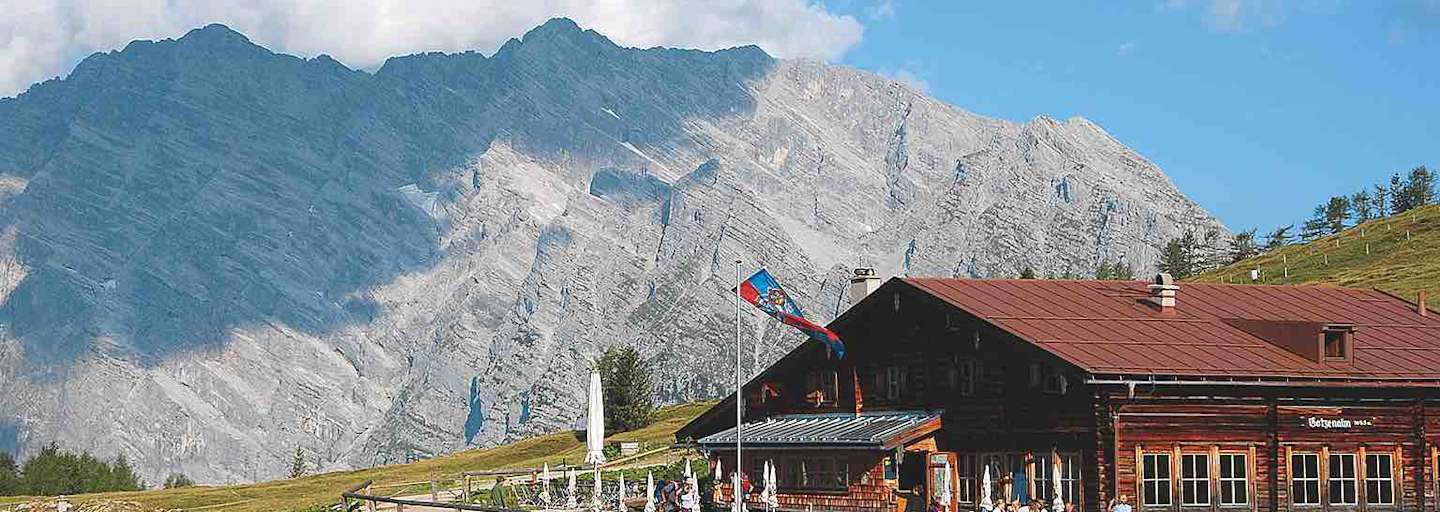 Die Gotzenalm vor der Watzmann-Ostwand.