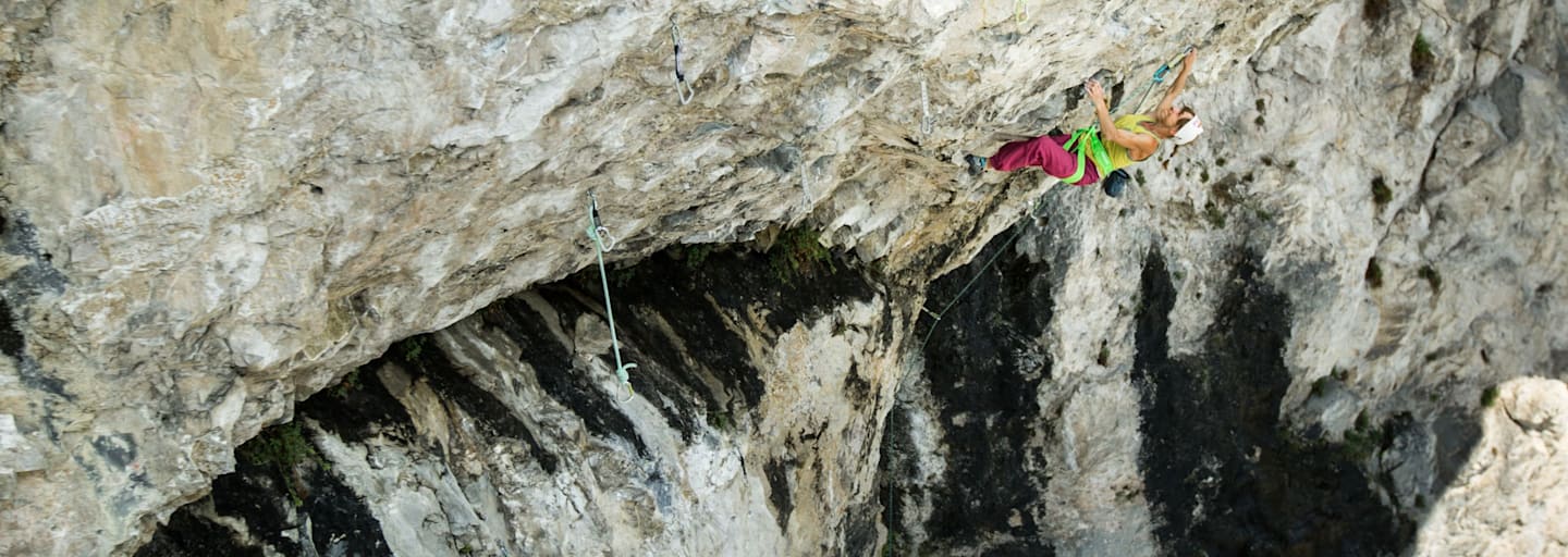 Angy Eiter während ihrer Erstebgeung von „Madame Ching“ (9b) im Tiroler Oberland