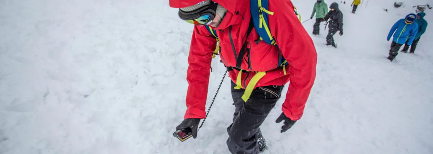 Wer mit seiner LVS-Notfallausrüstung vertraut ist, kann im Notfall auch rasche Hilfe leisten: Doch wie trägt man das LVS nun richtig?