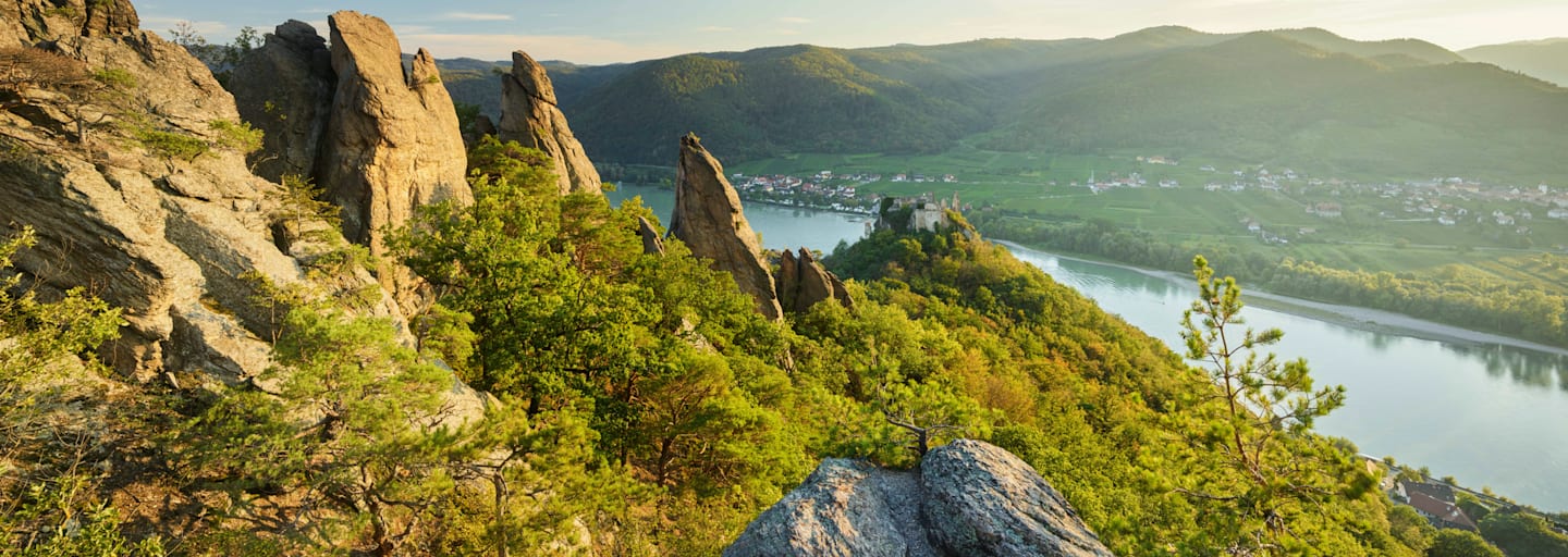 Ausblick von oberhalb der Burgruine Dürnstein aus über die malerische Wachau in Niederösterreich