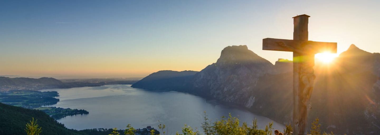 Romantischer Ausblick vom Gipfel des Kleinen Sonnstein (923 m) auf den tiefblauen Traunsee, Oberösterreich