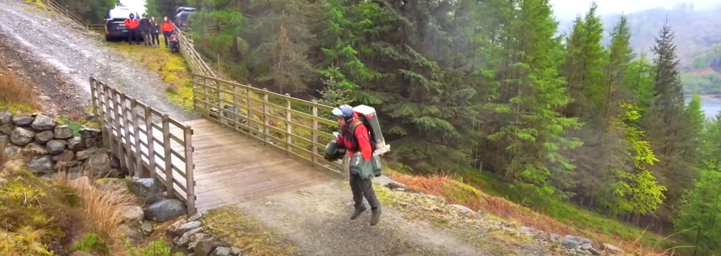 Notarzt Jamie Walsh testet den Jet-Suit im Lake-District-Nationalpark