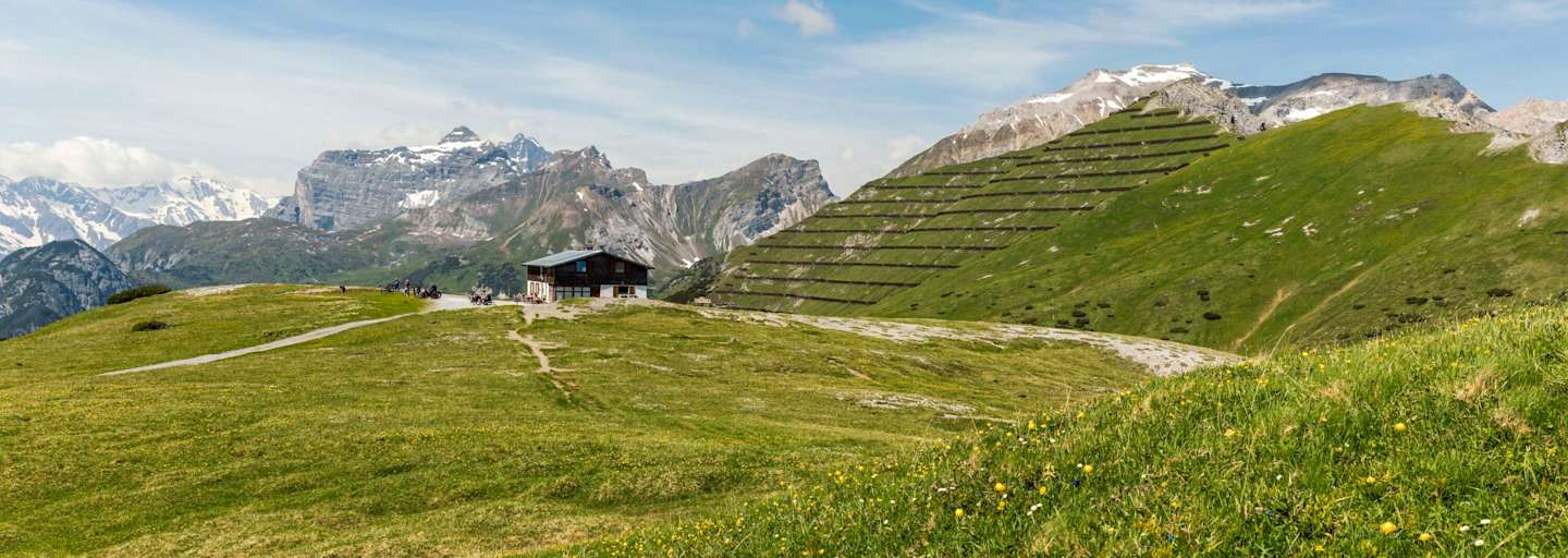 Unterwegs am blumenreichen Blaser