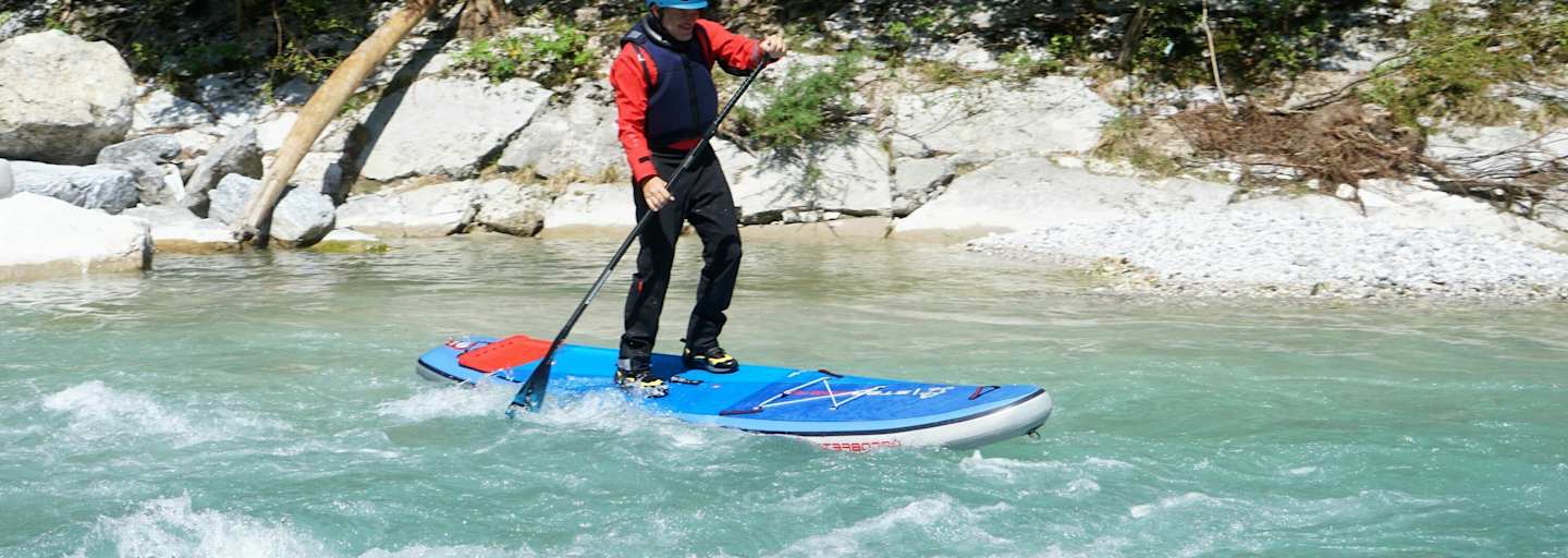 Stand-Up-Paddler im Wildwasser