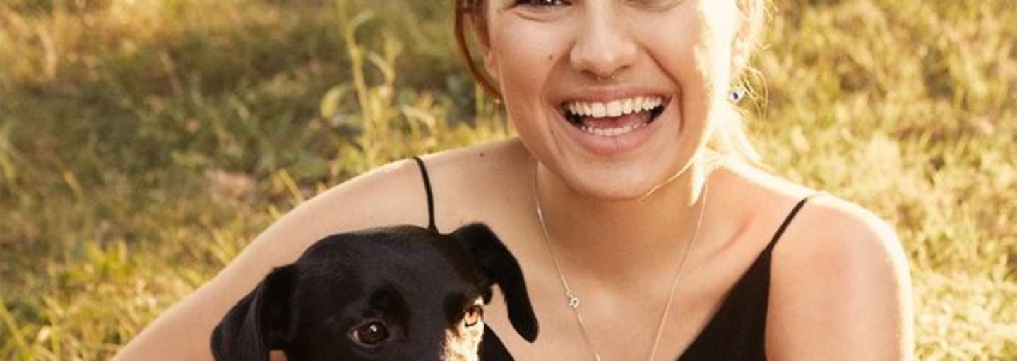 Madeleine Alizadeh, alias Dariadaria, mit ihrer Hündin Mala