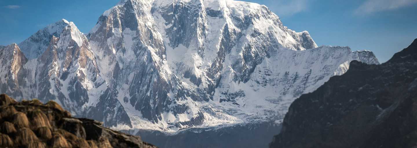Bergwelten Annapurna nterhalb des Gipfels der Annapurna III markiert die Licht/Schattengrenze den imposanten Süd-Ost Grat. Vom Basecamp bis zum Gipfel misst der Grat beinahe 3000 Höhenmeter.