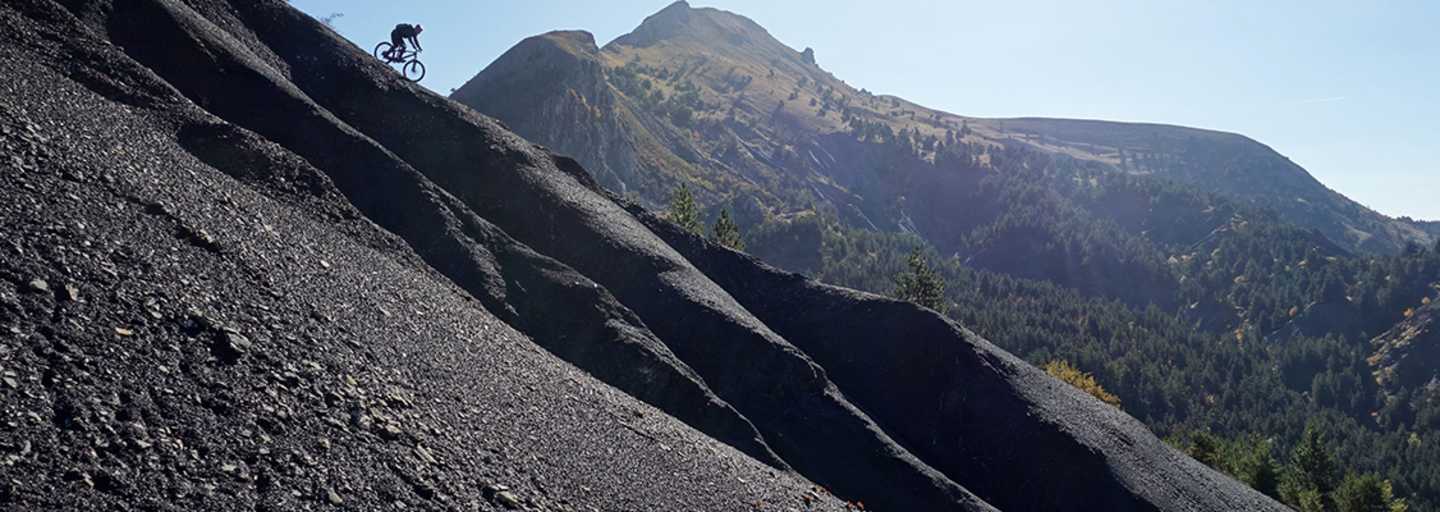 Aschgraue Hänge der Trans-Provence