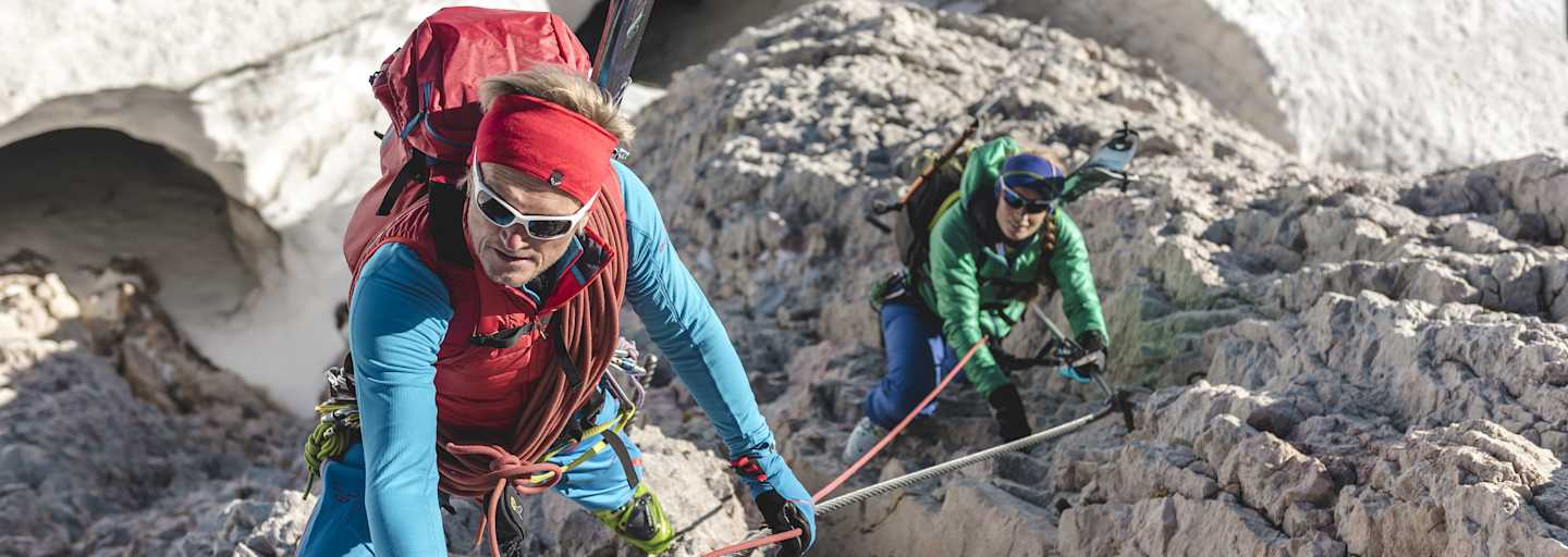 Günter Karnutsch mit einem seiner Gäste im Aufstieg auf den Gipfel des Dachsteins, Steiermark
