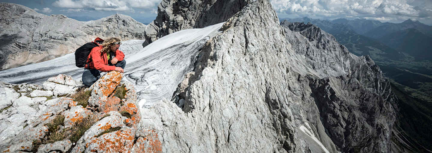 Michael Kemeter (Extremsportler in den Disziplinen Klettern, Slacklining und Basejumping) am Weg zur Dachstein Südwand