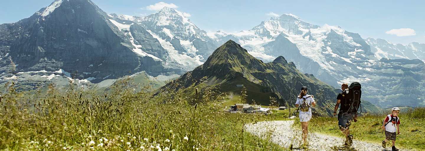 Wandern am Fuße des Eiger, hoch über Grindelwald