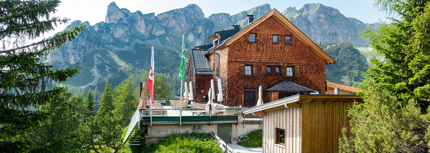 Die Erfurter Hütte (1.834 m) im Rofangebirge in Tirol