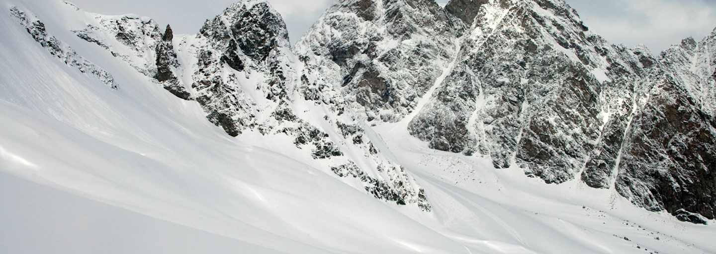 Skitourengeher auf der Haute Route beim Aufstieg zum Col du Mont Brulé