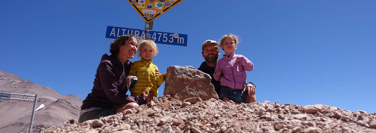 Angang des Jahres war Familie Schön noch in Südamerika unterwegs. Hier am 4.780 m hohen Agua Negra-Pass zwischen Chile und Argentinien