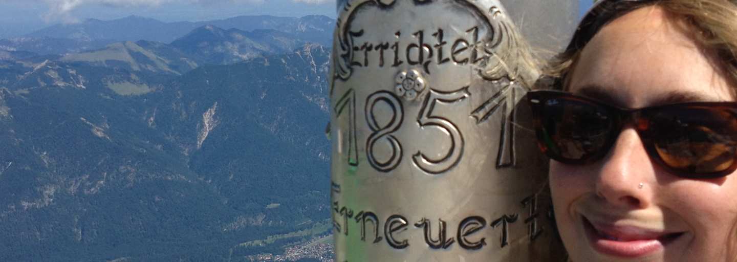 Klettersteig Zugspitze: Lea Hajner am Gipfel der Zugspitze