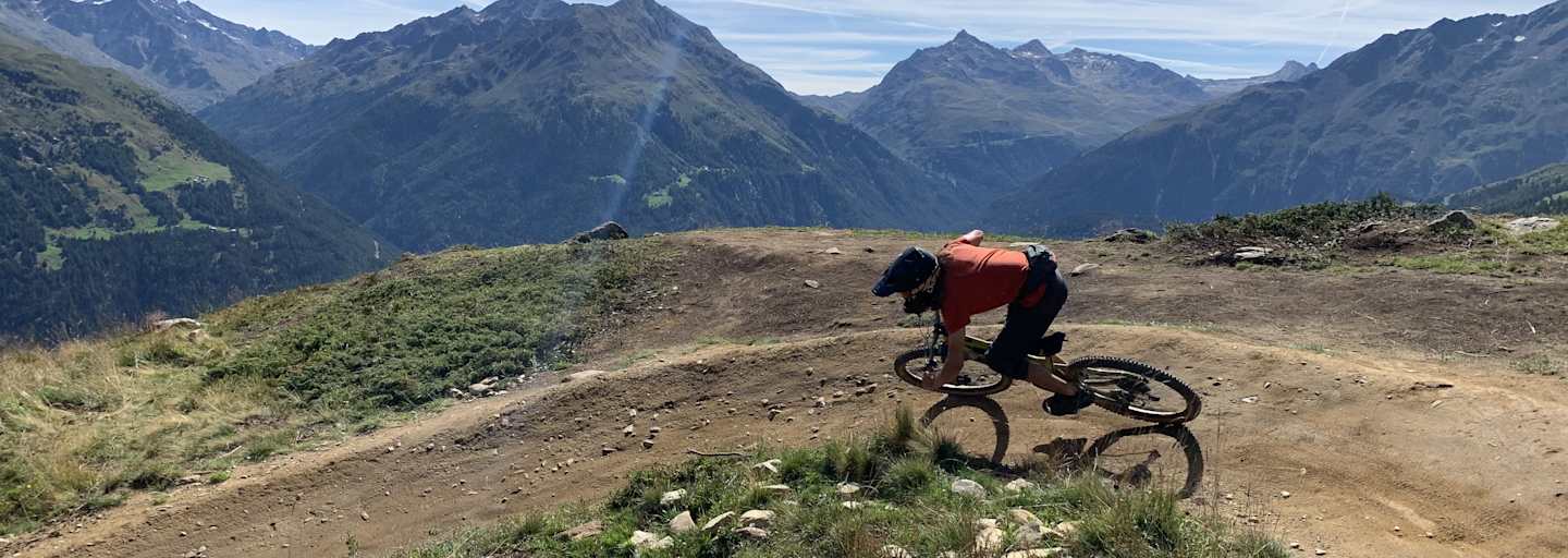 Mountainbiker auf einem Flowtrail