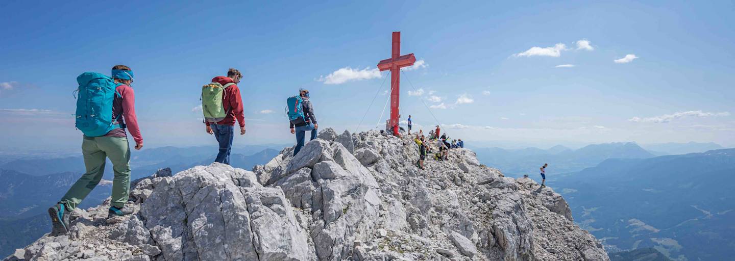 Am Gipfel des Großen Priel steht ein rotes Gipfelkreuz.