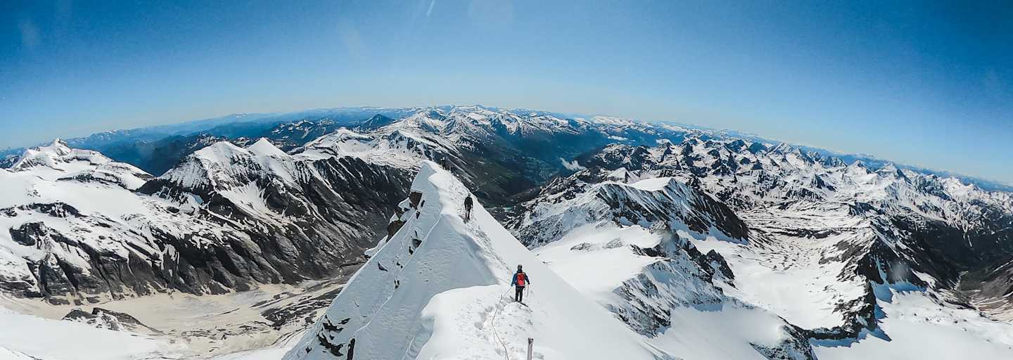 Bergsteiger am Gipfelgrat des Großglockners