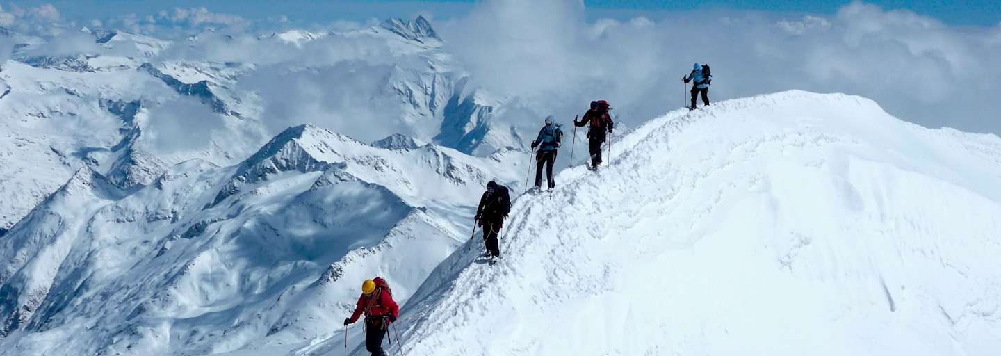 Skibergsteiger am Gipfelgrat des Großvenedigers im Winter