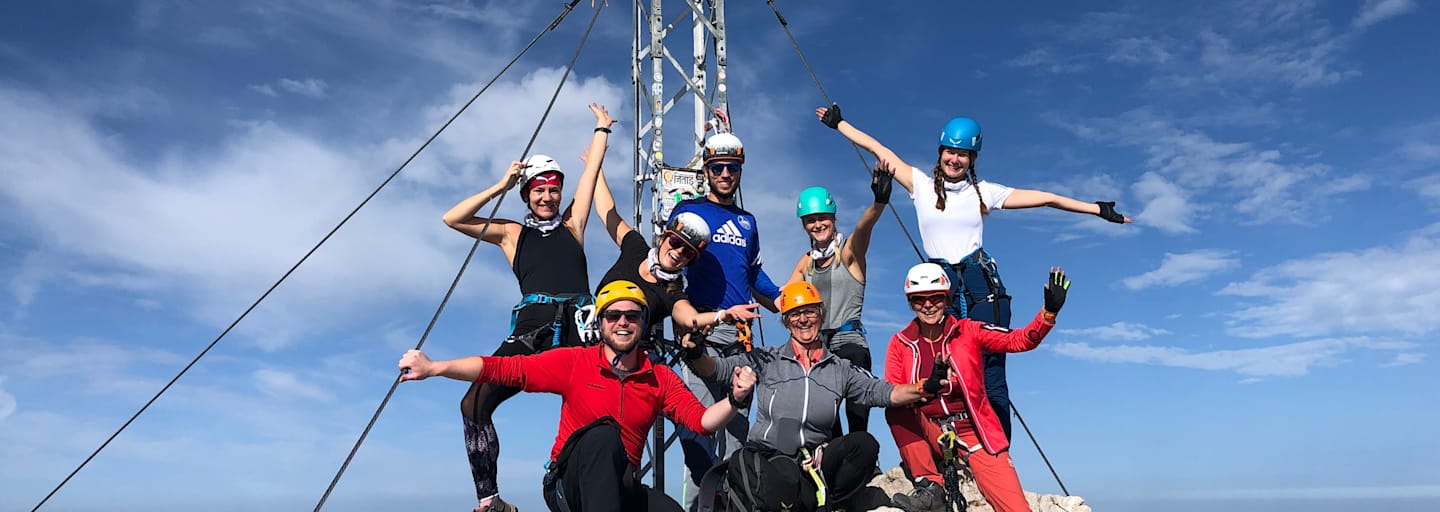 Glückliche Gesichter, erste Gipfelerfolge am Drahtseil und blitzblauer Himmel über dem Dachstein: So war das Bergwelten-Event „Mein erster Klettersteig“