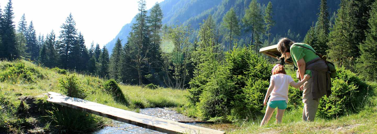 Der Weg entlang des Baches ist für Kinder besonders spannend