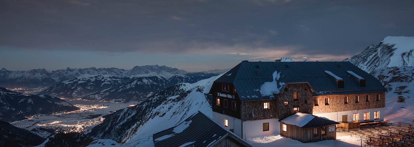 Die Krefelder Hütte über dem Lichtermeer von Zell am See