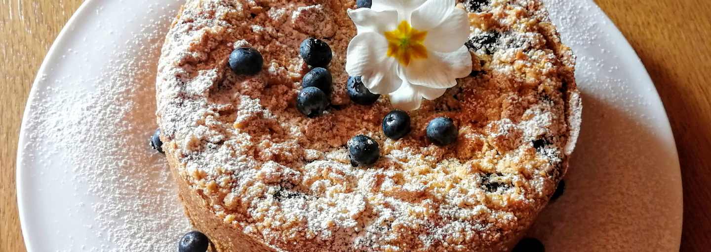 Frisch gebackener Heidelbeer-Käsekuchen von der Franz-Fischer-Hütte